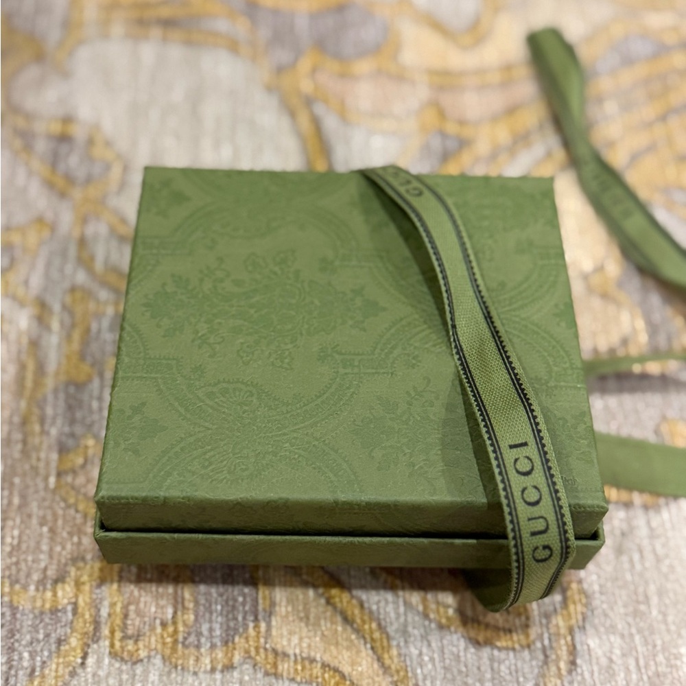 Gucci Gift Box Set with Pouch and Ribbon - Picture 11 of 11